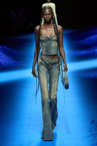 موضة الجينز الباهت في عروض ميلان Blumarine